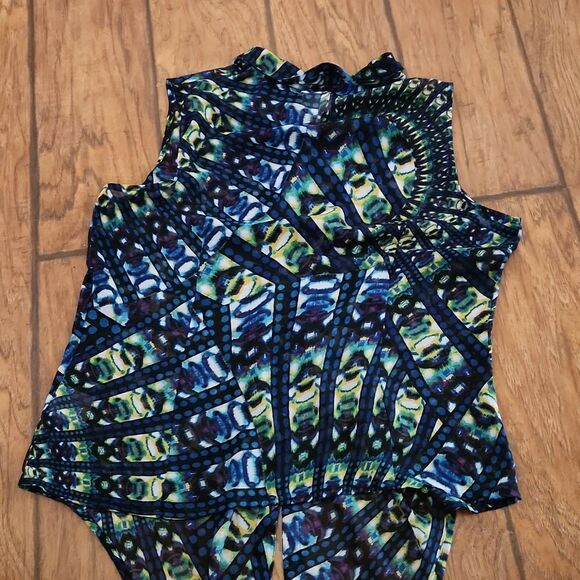 Worthington Petite-Lg blouse. sheer lightweight with pretty stain glass design - Picture 4 of 4